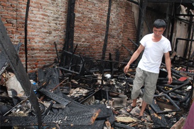 Lửa thiêu rụi ngôi nhà vắng chủ