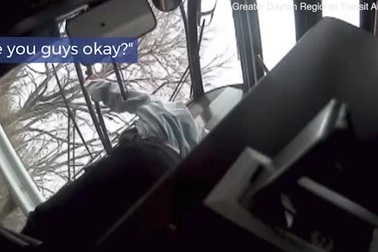 Ô tô lao như tên bắn vào xe bus, hành khách bay khỏi ghế