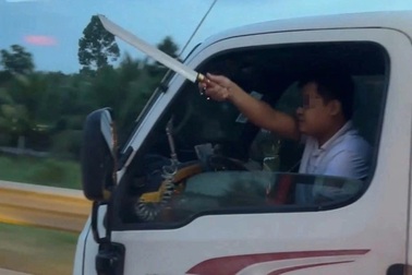 Nam tài xế cầm dao thò ra cửa xe trên cao tốc Trung Lương - Mỹ Thuận