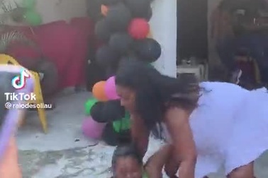 7 người phụ nữ đang ôm nhau nhảy thì nền  dưới chân sụt xuống.