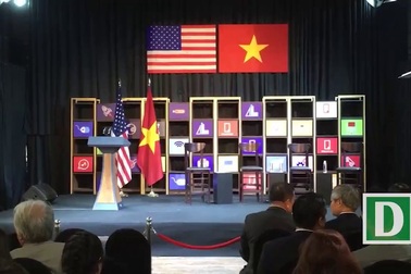 Tổng thống Obama trò chuyện với các doanh nhân trẻ