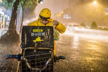 Hậu trường máu và nước mắt nghề shipper ở Trung Quốc