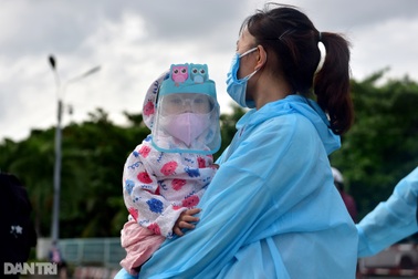 Trụ lại phố, lao động xa quê thổn thức "Con không về, trong ni vẫn ổn"