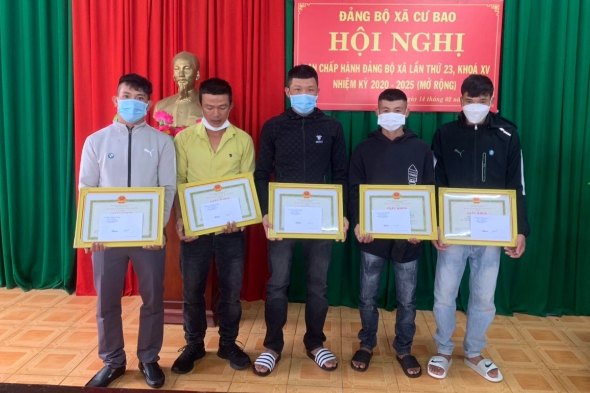 Khen thưởng nhóm thợ sơn xuống giếng sâu cứu bé trai 6 tuổi - 1 Khen thưởng nhóm thợ sơn xuống giếng sâu cứu bé trai 6 tuổi - 1