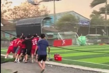 Giới bóng đá phủi cảnh báo tai nạn khi thi đấu giữa thời tiết dông lốc