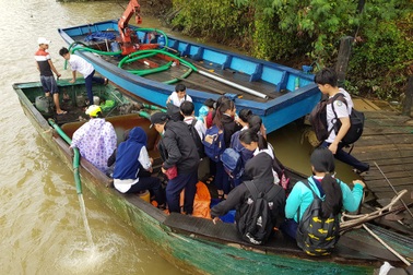 Không có cầu, học sinh phải đi thuyền đến trường trong mưa gió