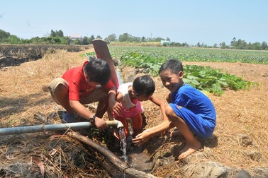Trẻ em vùng hạn mặn vui vì ngày Tết thiếu nhi có máy lọc nước