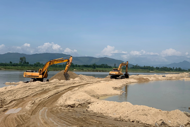 Doanh nghiệp đua nhau xúc cát thu tiền, cơ quan quản lý "không biết"