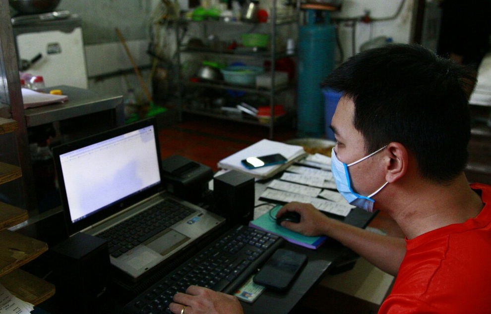 Đơn online tăng vọt, nhân viên quán ăn đêm tất bật mùa Euro - 1 Đơn online tăng vọt, nhân viên quán ăn đêm tất bật mùa Euro - 1