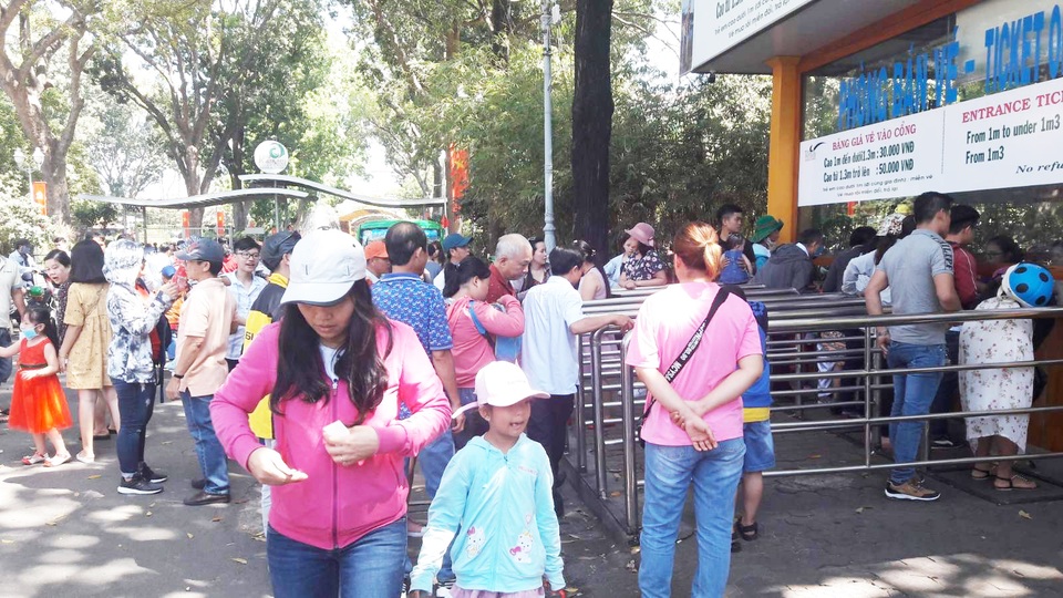 Suối Tiên, Thảo Cầm viên quá tải ngày mùng 2 Tết - 8 Suối Tiên, Thảo Cầm viên quá tải ngày mùng 2 Tết - 8
