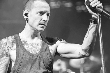Thủ lĩnh Linkin Park tự tử: Tại sao một thế hệ cảm thấy mất mát?