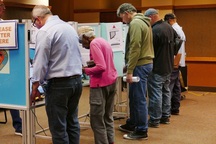 Bầu cử giữa kỳ: Cử tri Mỹ xếp hàng dài bỏ phiếu vào giờ chót