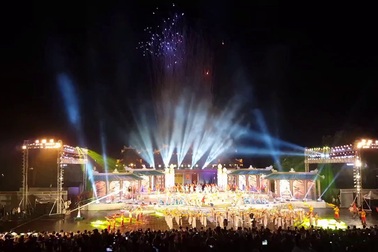 Pháo hoa tại quảng trường Ngọ Môn thắp sáng đêm khai mạc Festival Huế 2016