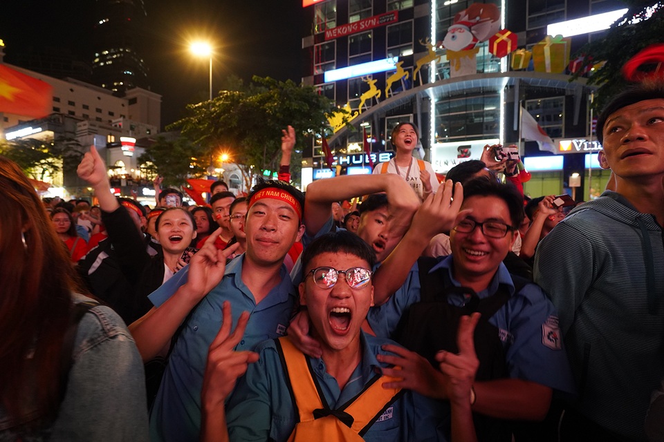 Người Sài Gòn ngây ngất với chiếc cúp vô địch SEA Games - 2