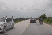 Thanh niên đi xe máy lao vào ô tô, ngã mài người trên đường vì vượt ẩu