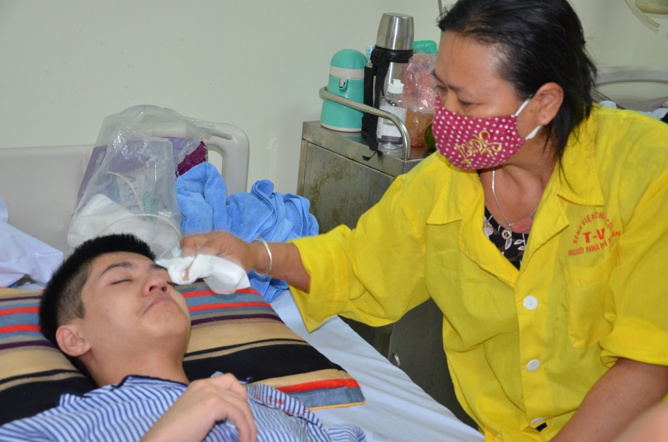 Bạn đọc Dân trí tiếp tục giúp đỡ chàng trai một tay dành cơ hội cứu mẹ - 3 Bạn đọc Dân trí tiếp tục giúp đỡ chàng trai một tay dành cơ hội cứu mẹ - 3