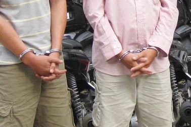 Kẻ trộm cửa hàng vàng bị tóm trước khi ra tay vì... bốc mùi