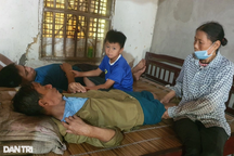 Nghẹn lòng cảnh cậu bé mồ côi chăm ông ung thư, bác tâm thần