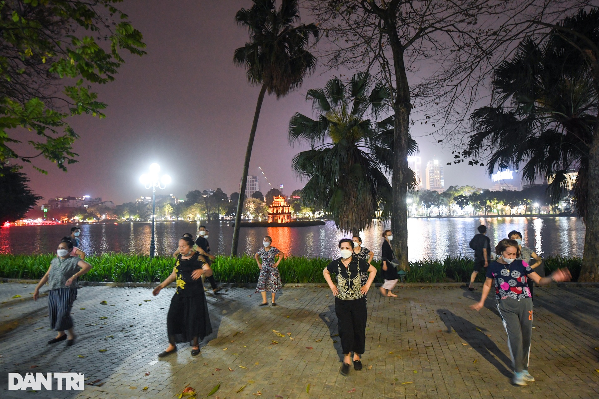 Hàng nghìn người đổ về phố đi bộ, hồ Gươm đông vui trở lại dịp cuối tuần - 11 Hàng nghìn người đổ về phố đi bộ, hồ Gươm đông vui trở lại dịp cuối tuần - 11