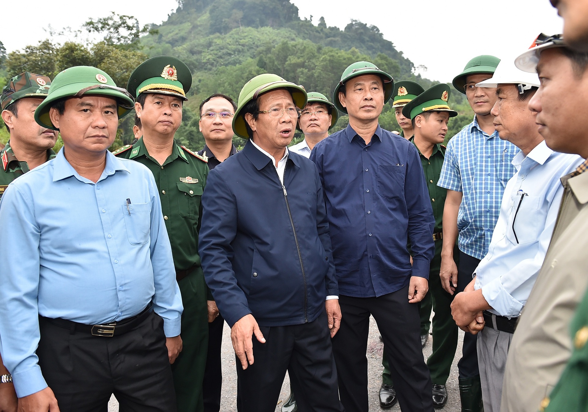 Hình ảnh Phó Thủ tướng dầm mưa trong rốn lũ và dãi nắng trên công trường - 3 Hình ảnh Phó Thủ tướng dầm mưa trong rốn lũ và dãi nắng trên công trường - 3