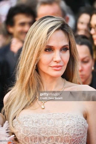 Angelina Jolie đẹp dịu dàng như nàng thơ tại LHP Cannes 2025 - 3
