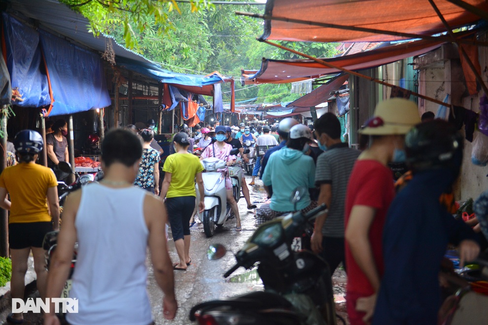 Hình ảnh tại các chợ, siêu thị Hà Nội ngày đầu giãn cách theo Chỉ thị 16 - 7 Hình ảnh tại các chợ, siêu thị Hà Nội ngày đầu giãn cách theo Chỉ thị 16 - 7