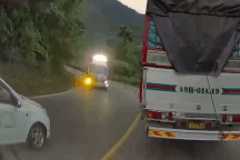 Ô tô tập lái suýt bị 2 xe tải "vò nát" vì vượt ẩu trên đèo Bảo Lộc