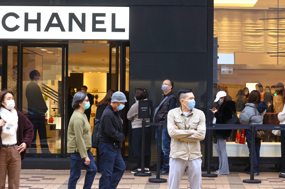 Giới trẻ Hàn Quốc "ngập" trong nợ nần vì cố mua hàng hiệu