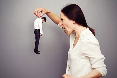 Chồng bị vợ đấm bầm mặt ở công ty vì ngoại tình