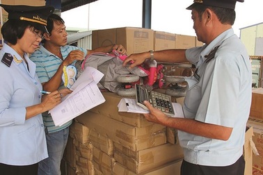 Kiểm tra chuyên ngành: Cà phê sữa đóng gói vẫn bị bóc ra đem đi kiểm dịch