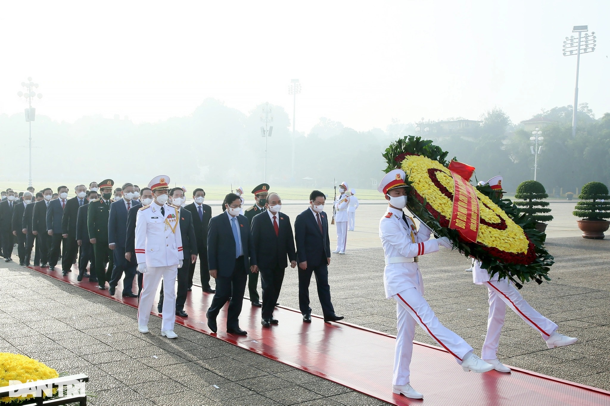 Đoàn đại biểu Quốc hội dự kỳ họp thứ 2 vào Lăng viếng Chủ tịch Hồ Chí Minh - 2 Đoàn đại biểu Quốc hội dự kỳ họp thứ 2 vào Lăng viếng Chủ tịch Hồ Chí Minh - 2