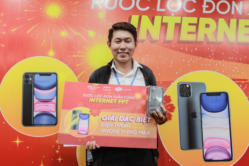 Khách hàng trúng iPhone 11 Pro Max nhờ đăng ký online sử dụng Internet và Truyền hình FPT - 1 Khách hàng trúng iPhone 11 Pro Max nhờ đăng ký online sử dụng Internet và Truyền hình FPT - 1