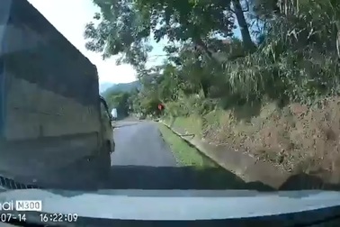 Ô tô tải tạt đầu, cà xước xe con rồi bỏ chạy