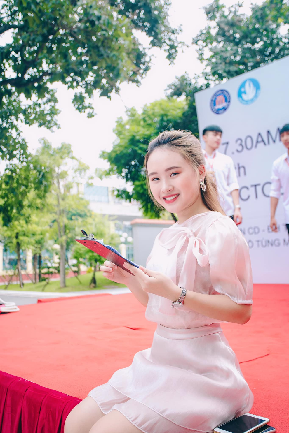 Nữ MC trẻ trường ĐH Thương Mại: Hãy gõ, cánh cửa sẽ mở ra - 5 Nữ MC trẻ trường ĐH Thương Mại: Hãy gõ, cánh cửa sẽ mở ra - 5
