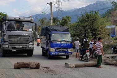 Bức xúc vì đường bụi, người dân mang gỗ, đá tảng… chặn xe