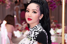 Hoa hậu U50 Giáng My khoe vẻ đẹp thách thức thời gian