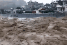 Yên Bái: Mưa lũ lớn đổ về, nhấn chìm cả ô tô, máy xúc