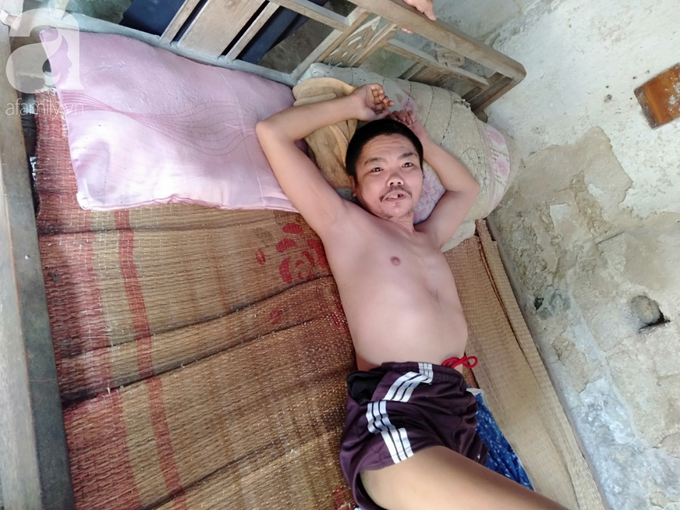 Chồng phát điên sau ngày vợ bỏ đi, mẹ già bất lực 12 năm xích con trong nhà bếp mà không tiền chữa trị - Ảnh 2. Chồng phát điên sau ngày vợ bỏ đi, mẹ già bất lực 12 năm xích con trong nhà bếp mà không tiền chữa trị - Ảnh 2.