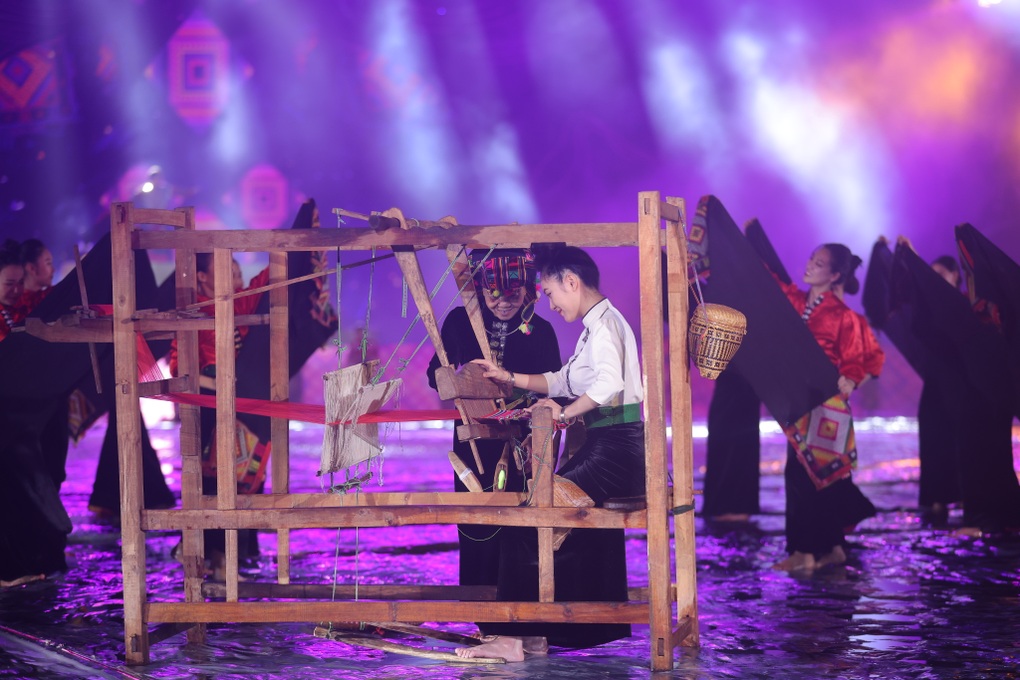 Mãn nhãn đêm nghệ thuật Xòe Thái - Tinh hoa miền di sản trong mưa - 7 Mãn nhãn đêm nghệ thuật Xòe Thái - Tinh hoa miền di sản trong mưa - 7