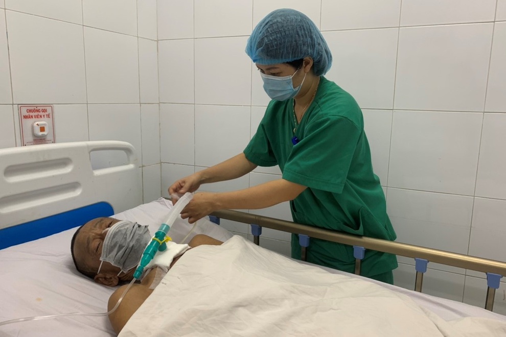 Cô gái nghẹn ngào cầu xin các nhà hảo tâm cứu giúp người cha nghèo khổ - 1 Cô gái nghẹn ngào cầu xin các nhà hảo tâm cứu giúp người cha nghèo khổ - 1