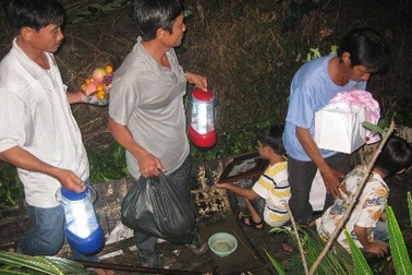 Tro cốt cô dâu Việt tự tử cùng hai con đã về quê nhà