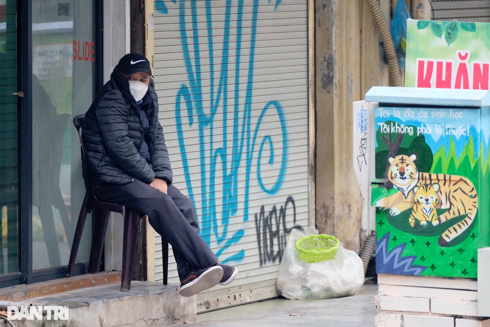 Hà Nội rét đậm, người ra đường phải nép sát nhau, mặc áo mưa tránh gió lạnh - 5 Hà Nội rét đậm, người ra đường phải nép sát nhau, mặc áo mưa tránh gió lạnh - 5