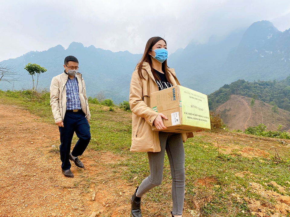 Lương Thùy Linh xúc động khi thấy chiến sĩ chống dịch “ăn lán, ngủ rừng” - 1 Lương Thùy Linh xúc động khi thấy chiến sĩ chống dịch “ăn lán, ngủ rừng” - 1