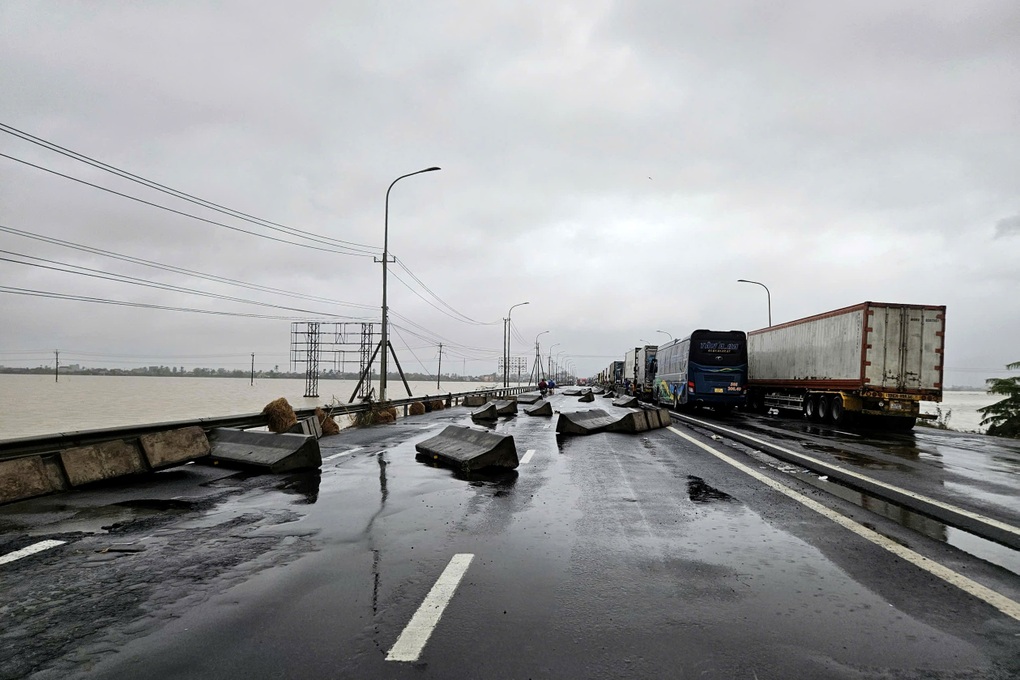 Giải tỏa 30km đường ùn tắc trên quốc lộ 1 - 2