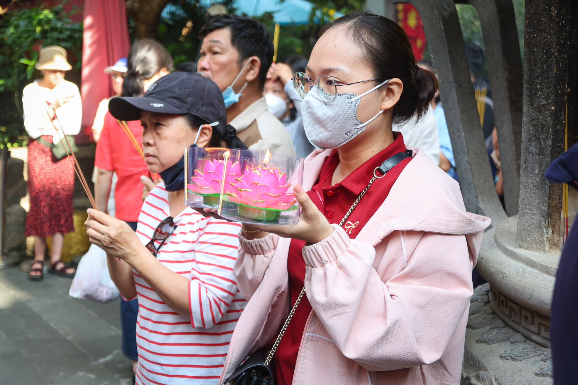 Hàng nghìn người dân TPHCM đến chùa Ngọc Hoàng cúng vía Trời - 6 Hàng nghìn người dân TPHCM đến chùa Ngọc Hoàng cúng vía Trời - 6