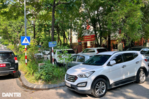 Hà Nội: Ô tô "quây" trụ sở công, đỗ kín lối dành cho người đi bộ