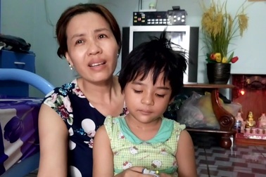 Bé Tống Mỹ Như vui vẻ, hoạt bát bên bà ngoại