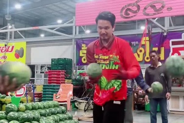 Nhóm người hứng dưa hấu nhẹ nhàng và uyển chuyển như đang múa