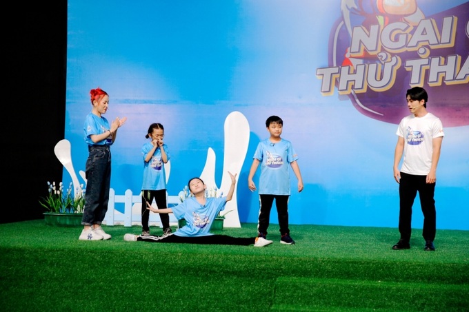 Đội Cỏ Ba Lá, chiến binh nhí đầu tiên lưu loát và tự tin trong vai trò MC, Quỳnh Phương khiến mọi người phải “wow” vì sở thích đọc sách và nghiên cứu về khoa học. Trong khi đó, Kiên Dũng rất nam tính và mạnh mẽ, là bờ vai vững chắc của 2 đồng đội.