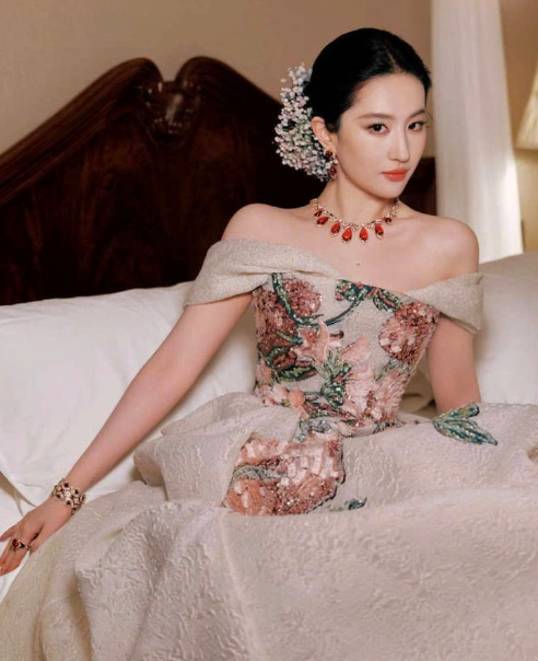 “Khoảnh khắc lạnh nhạt” của Lưu Diệc Phi và Dương Mịch gây xôn xao - 2